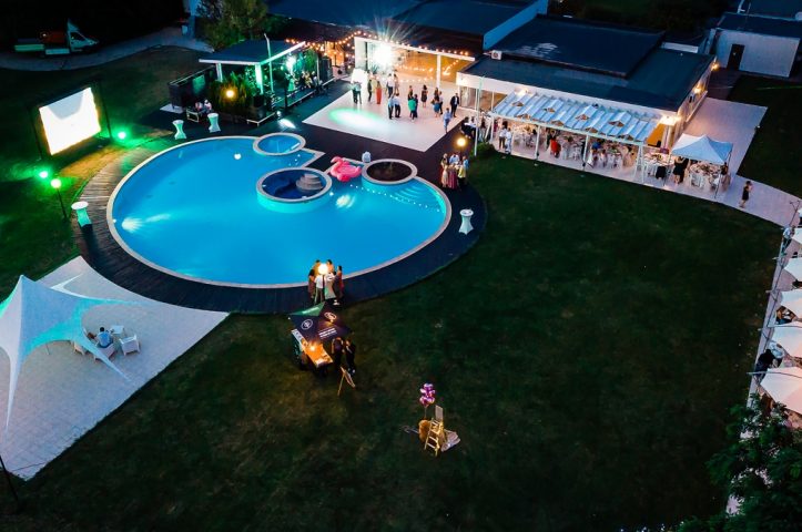 piscina petrecere aer liber