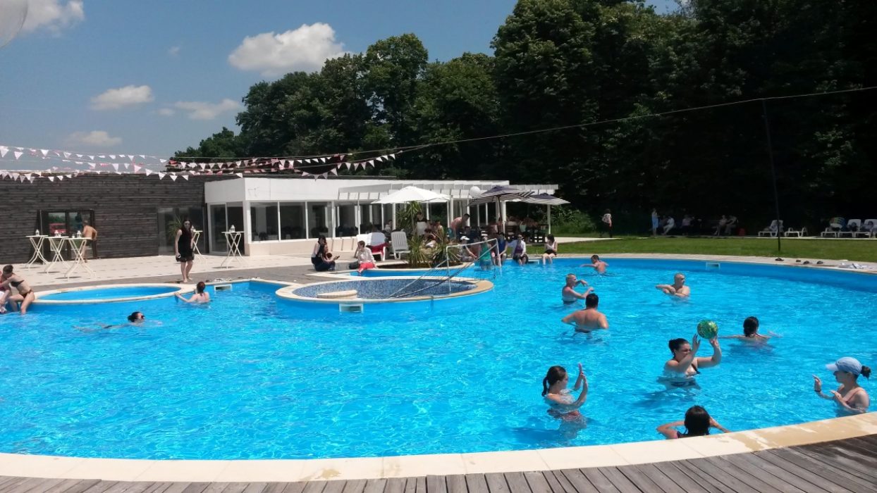 petrecere corporate piscina in aer liber