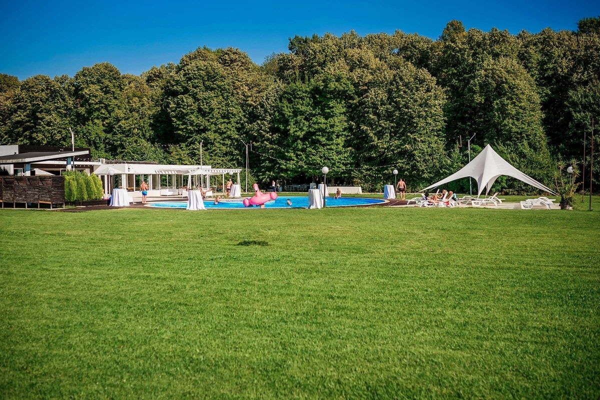 Locatiile TreeHouse - locatii de evenimente companii in aer liber in natura la padure cu piscina